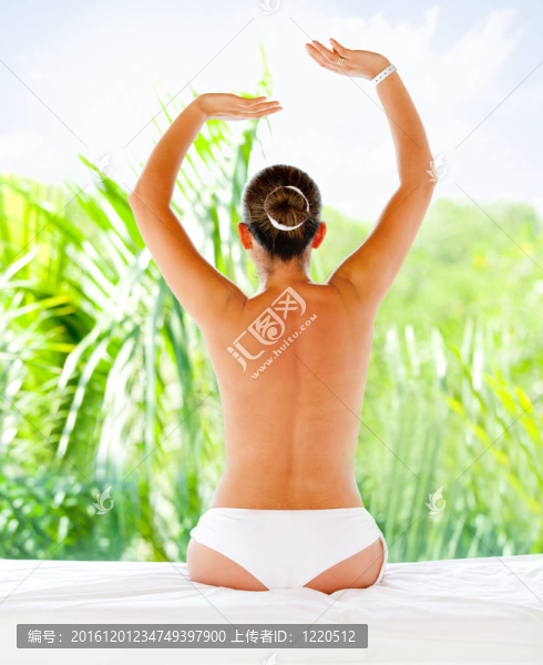 在一個水療中心放松的女人