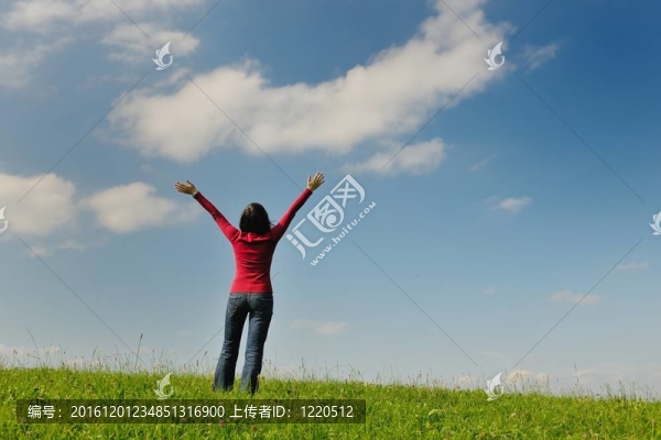快樂的年輕女性自然戶外