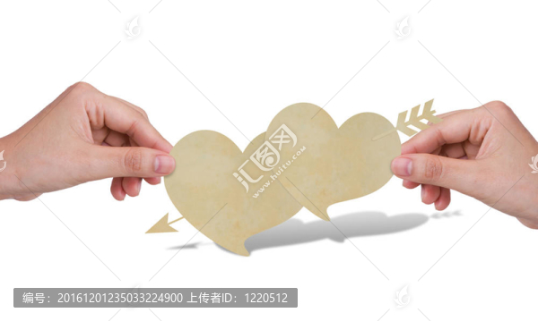 手用兩個紙的心和箭