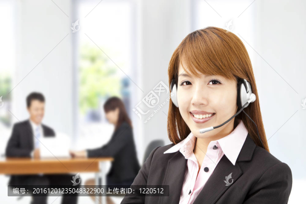 微笑的亞洲商人對客戶服務(wù)電話
