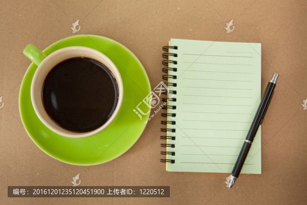 綠色杯子和便條紙