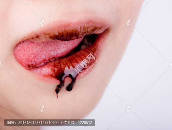 女人的嘴唇和巧克力