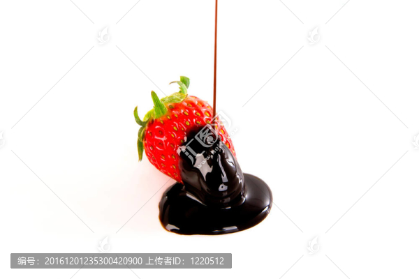 新鮮草莓覆蓋黑巧克力