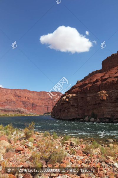 紅砂巖和河流。