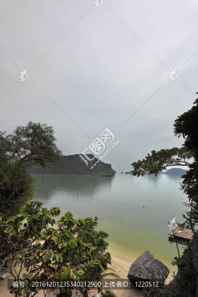 島上風景如畫的海灣。