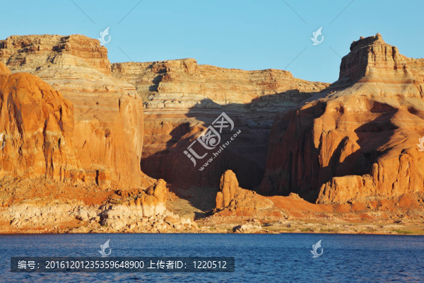 鮑威爾湖岸邊宏偉的紅砂巖峭壁。亞利桑那州；美國(guó)；日落