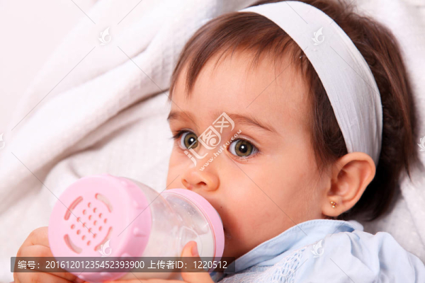 帶瓶的女嬰