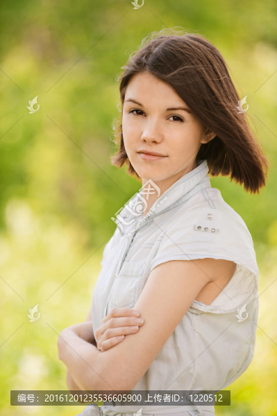 年輕認(rèn)真的女人的肖像