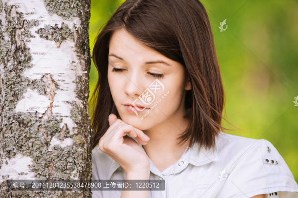 年輕的黑發(fā)在樺樹的肖像