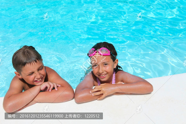 快樂的孩子；女孩和男孩；在游泳的一邊放松