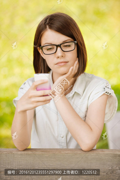 年輕認(rèn)真的女人的肖像
