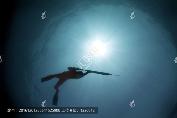 用魚叉捕魚的剪影