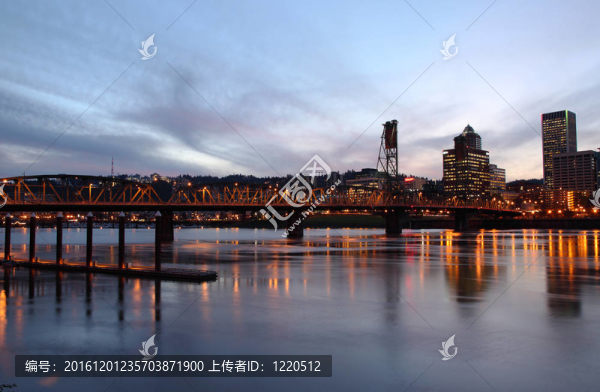 黃昏的霍桑橋。