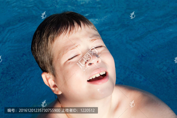 陽光小男孩游泳