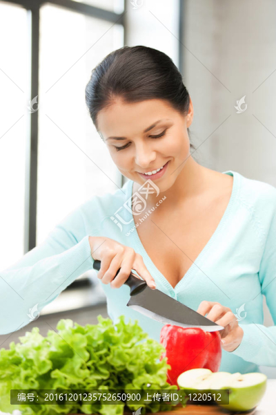 廚房里的漂亮女人