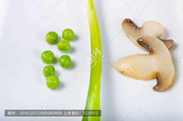 一個夏日的韭菜洋蔥香菇和豌豆組成；