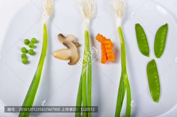 一個(gè)夏日的韭菜洋蔥香菇和豌豆組成；