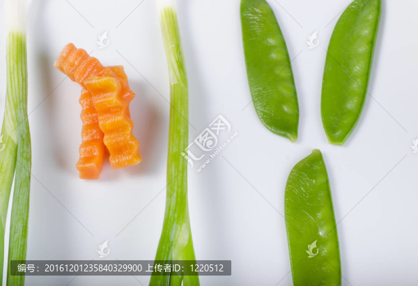 一個夏日的韭菜洋蔥香菇和豌豆組成；