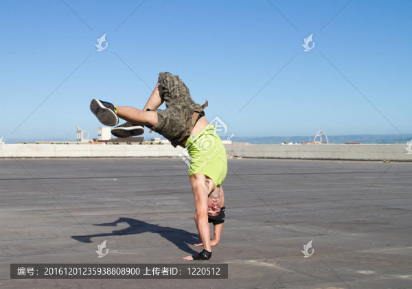在戶外跳舞的男孩