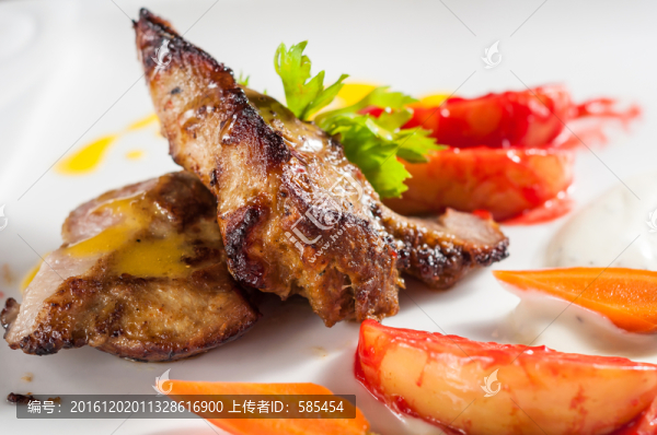 瑪莎拉豬內(nèi)排肉配鼠尾草酸奶油