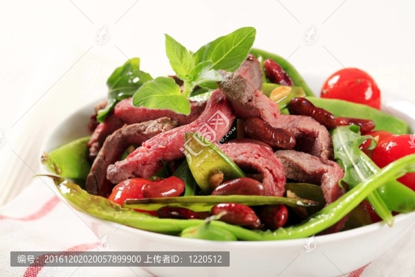 帶牛肉條的蔬菜沙拉