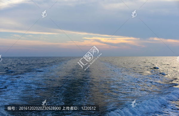 海面上的波浪