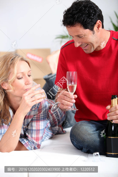 夫妻倆一起慶祝搬家日