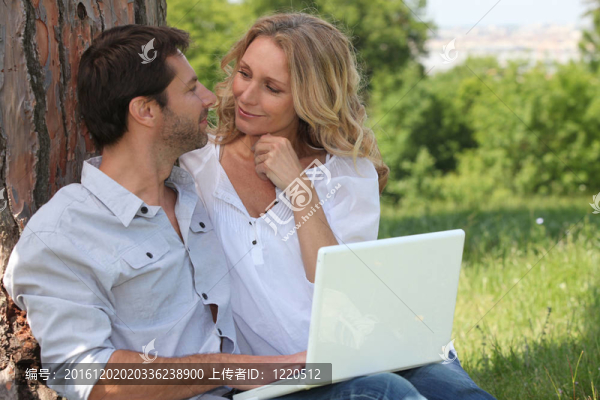 一對(duì)夫婦與一臺(tái)筆記本電腦外