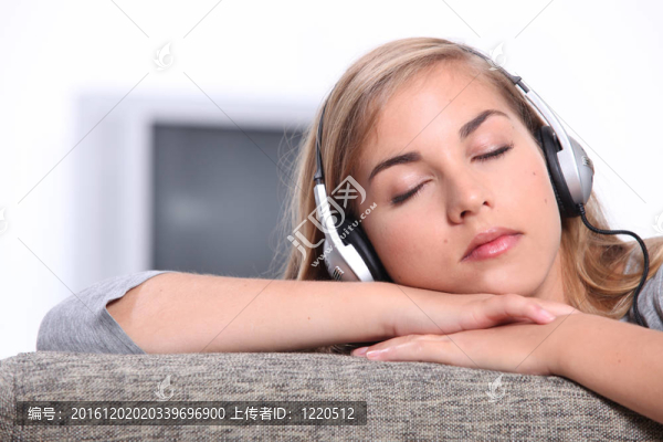 女孩聽(tīng)音樂(lè)