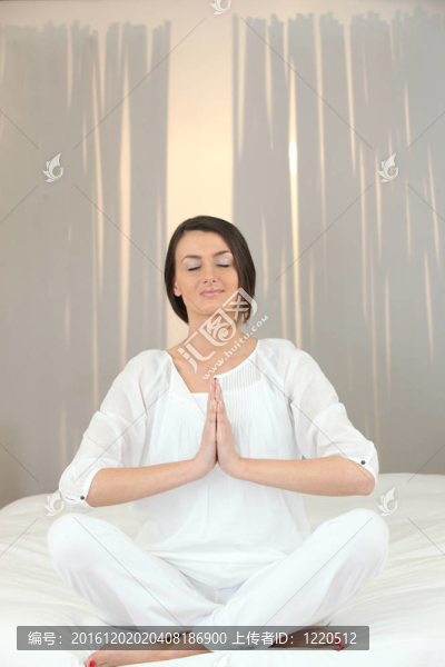 沉思在床上的女人