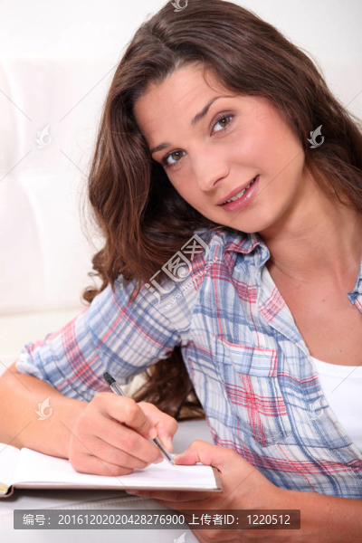 年輕的女士寫的