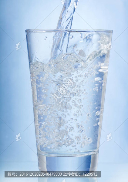 水倒入玻璃
