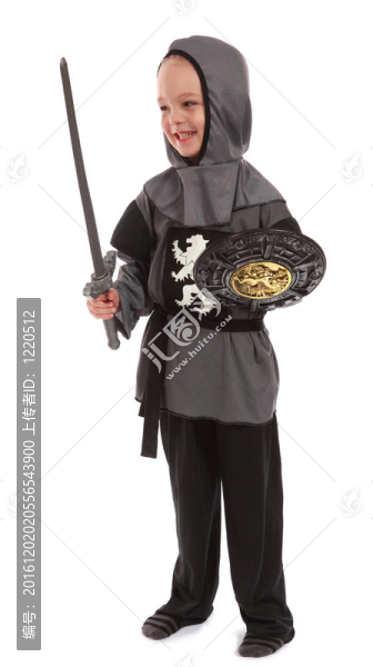 裝扮成騎士的年輕男孩