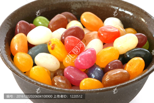 白色背景的棕色碗里的彩色糖果