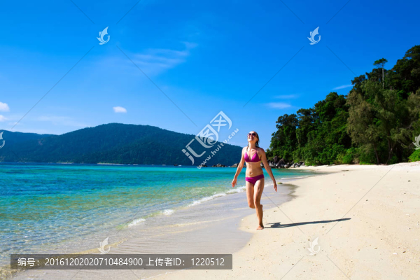 年輕女子在海灘上奔跑