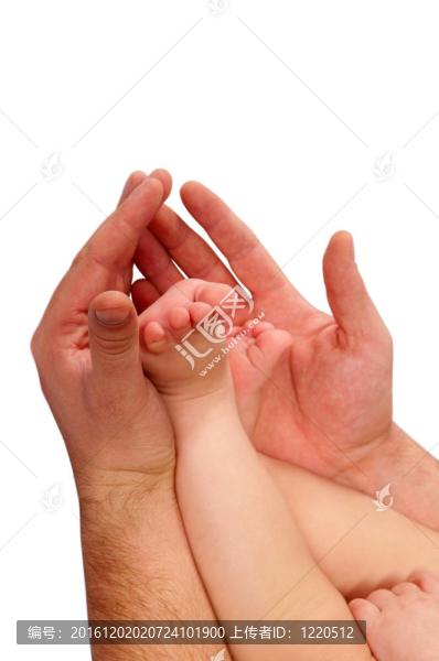 父親抱著一個小孩子