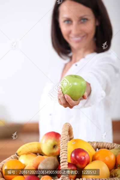 持綠蘋果的女人