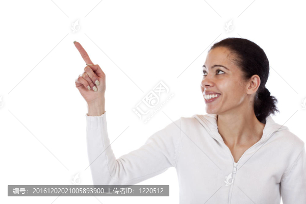 美麗的；黑皮膚的女人用手指指向快樂在分隔開的。白色背景中分離。