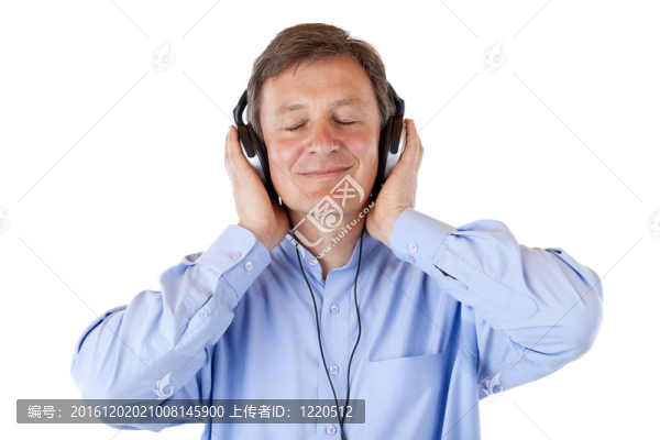 老年人；老年人用耳機(jī)聽MP3音樂的高級