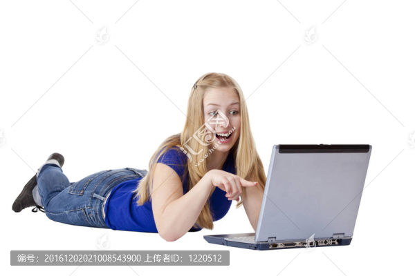 年輕漂亮女孩對電腦顯示器感到驚訝