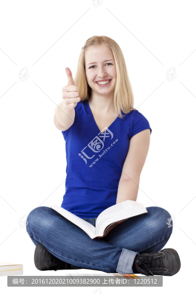 年輕漂亮的女人盤腿而坐，豎起大拇指