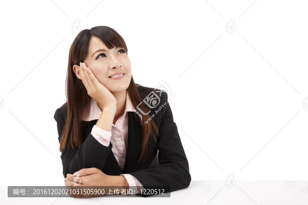 亞洲商業(yè)女性抬頭向上看