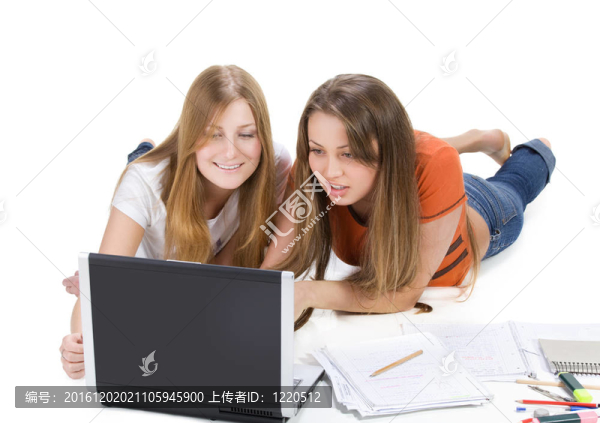 兩個(gè)年輕快樂的學(xué)生在筆記本電腦上工作