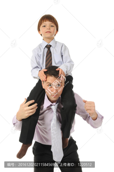 幸運(yùn)兒坐在父親的身上
