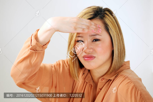 亞洲女孩頭痛或壓力