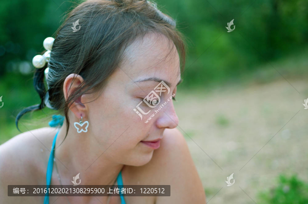 穿藍(lán)色胸罩的女孩