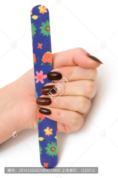 用指甲和指甲銼的手