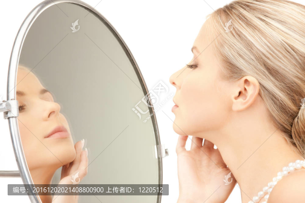 美麗的女人與珍珠珠和鏡子