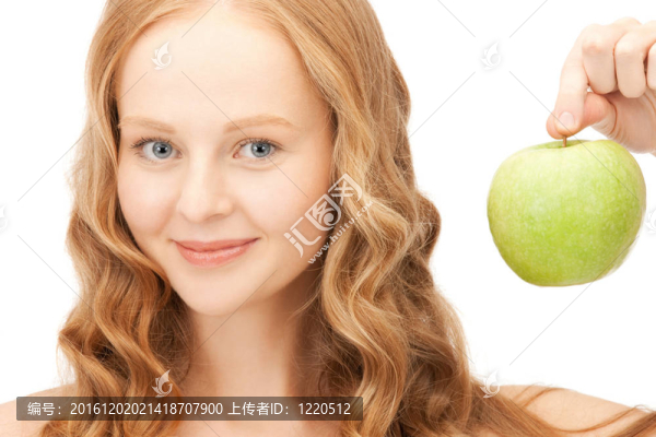 年輕美麗的女人和綠色的蘋果