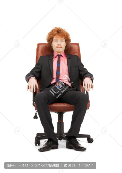 年輕的商人坐在椅子上